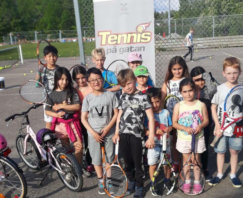Nästa generation svenska tennisspelare? Tennisförbundets satsning ”Tennis på gatan” har nu landat i Västerås och Vallby i TK Aros regi. Foto: TK Aros