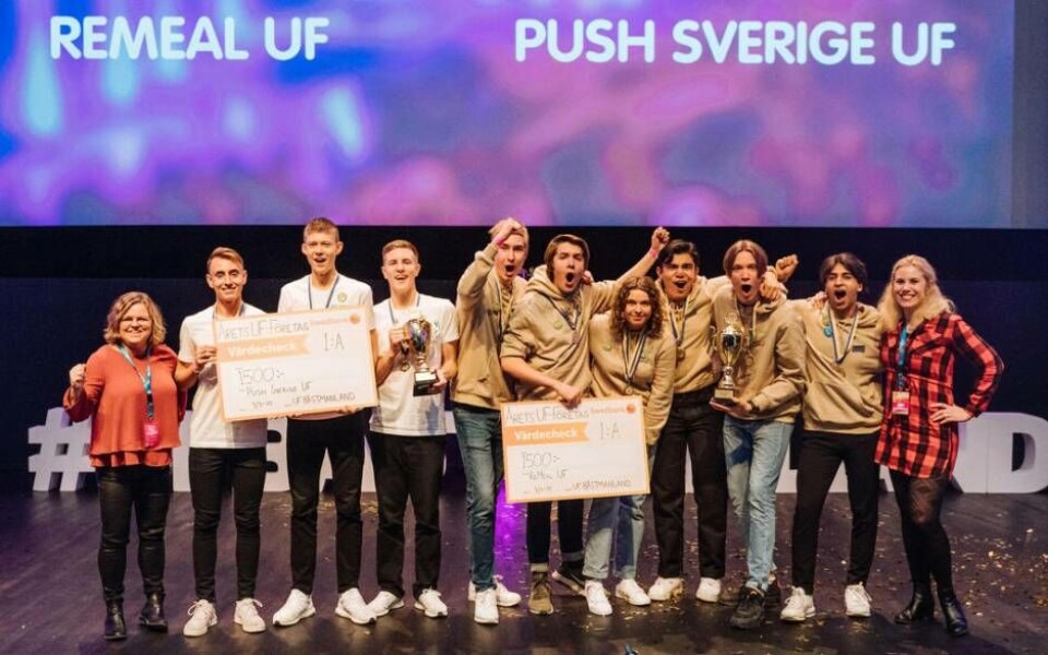 Push UF från Widénska gymnasiet och Remeal UF från ABB Industrigymnasium utsågs båda till Årets UF-företag på tisdagens mässa. Foto: UF Västmanland