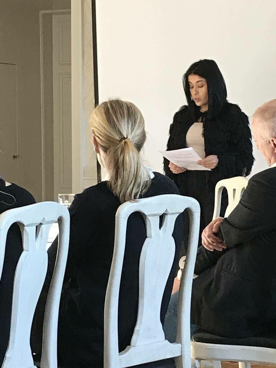 Zilan Bakac läser en egenskriven text inför Jämställdhetsrådet på Västerås slott. Foto: Sofie Tejre