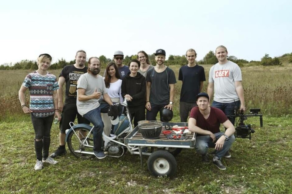 Inspelning. Hela crewet, med Peter Stormare, medarbetare från ProLounge och andra i deras ”utökade familj” under en reklamfilmsinspelning för Bauhaus på Öland. Foto: Stefan Jellheden