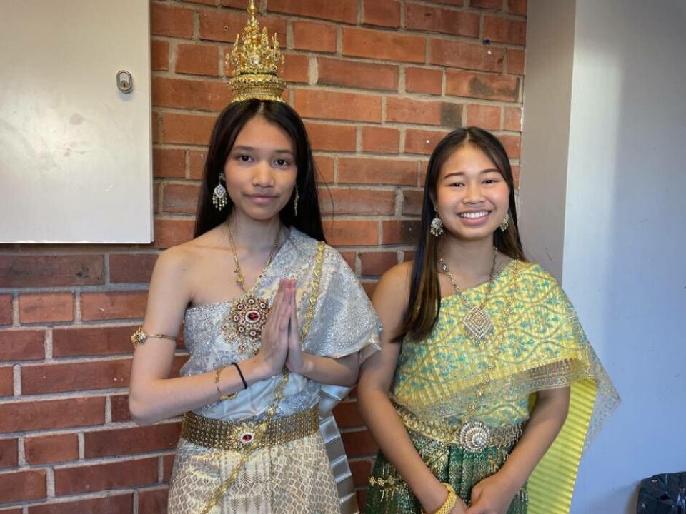 Orientaliska vänner. Mju och Spai från Thailand visade upp sina vackra klänningar. Foto: Jonas Edberg