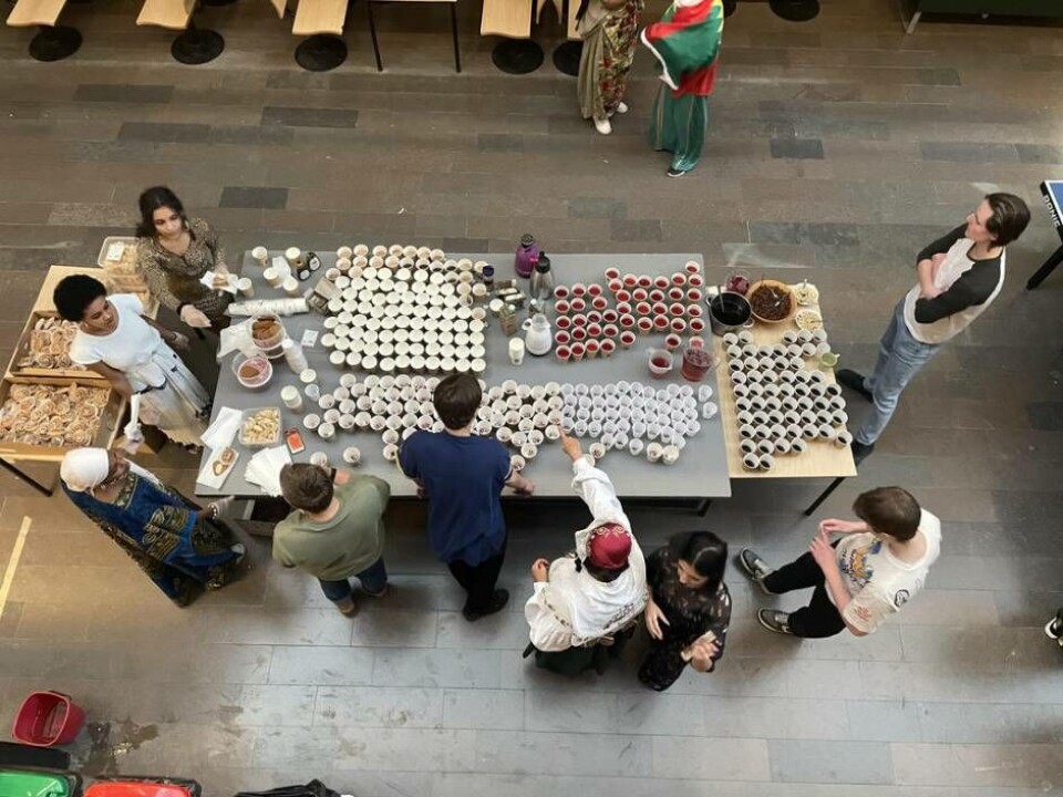 Festligt. I ljushallen serverades såväl svensk fika med kanelbullar och saft, som glögg, chaite och kaffe. Foto: Jonas Edberg