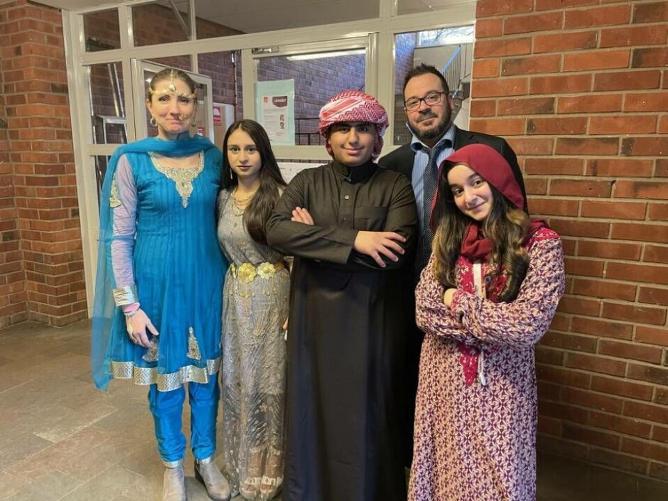 Uppklädda – inte utklädda. Läraren Lisa Brusewitz, eleverna Ronida Fars och Ahmed Ismael Al-Dulaimi, fridtidspedagogen Jani Salonen och eleven Nora Alsimery var uppklädda enligt sina respektive länders traditionella seder. Foto: Jonas Edberg