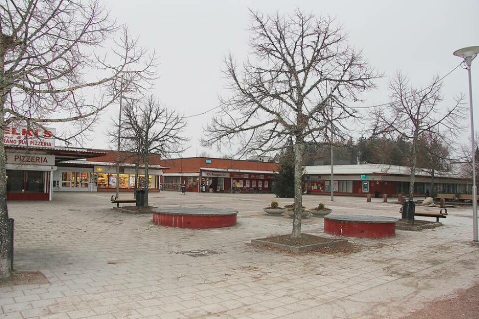 Får övervakas. Förvaltningsrätten har godkänt att torget på Bäckby får kameraövervakas – men bara under vissa tider. Foto: Helena Andersson