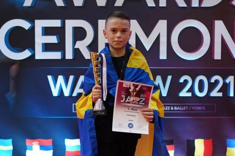 Västerås Danscenters Liam Oksala efter att precis ha vunnit VM i jazz dans solo pojkar under 12 år. Liam vann även modern solo. Foto: Privat