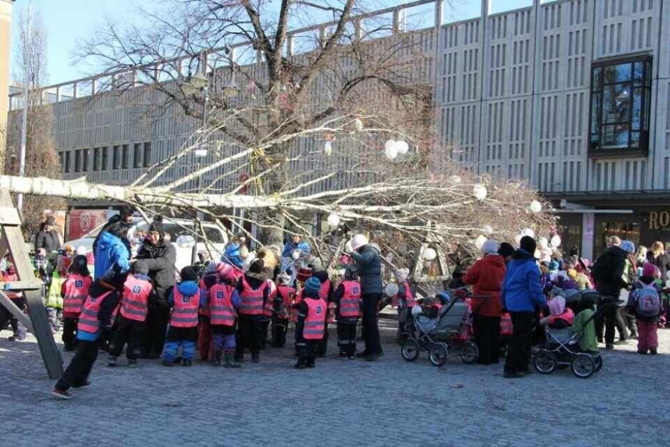 Många barn trängdes kring påskbjörken för att få den bästa platsen för sitt pynt.