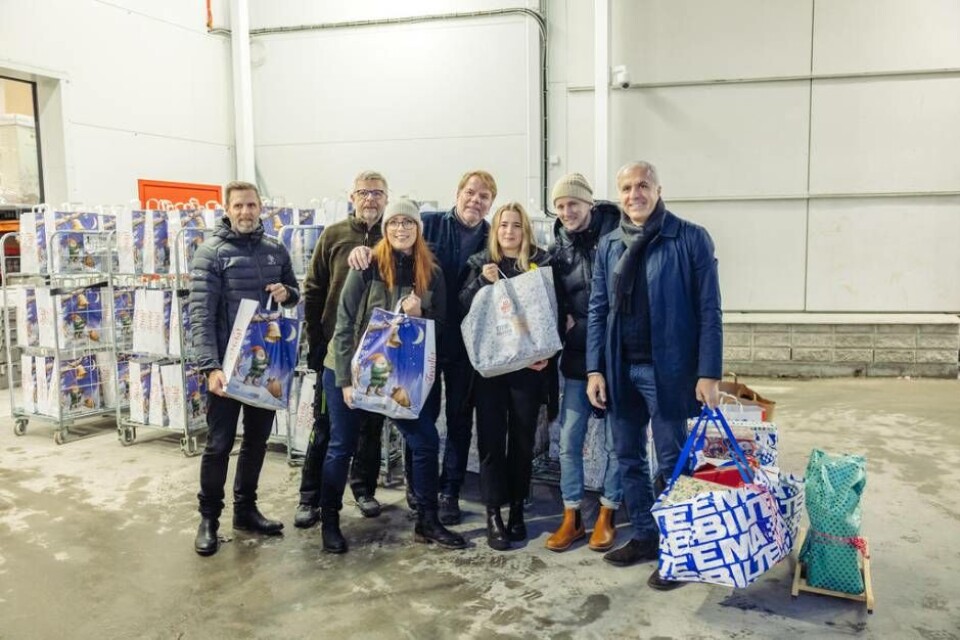 Förbereder utdelning. Martin Bergåker från Lokala Hjälpen, Mats Andersson från Ica Kvantum, Amanda Gahm och Staffan Braw från Företagsvolontärerna, Ella Heionen och Rikard Salzmann från Västerås stadsmission och Aziz Dag från Westinghouse Sverige. Foto: Avig Kazanjian