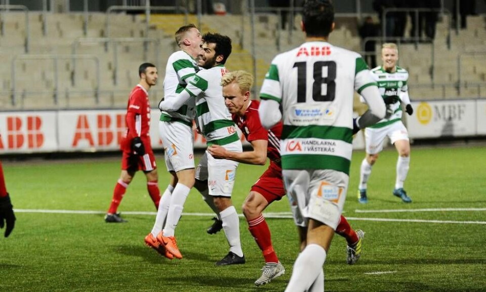 Mathias Benker har precis nickat in 2–1 till VSK. Foto: Stefan Lindgren
