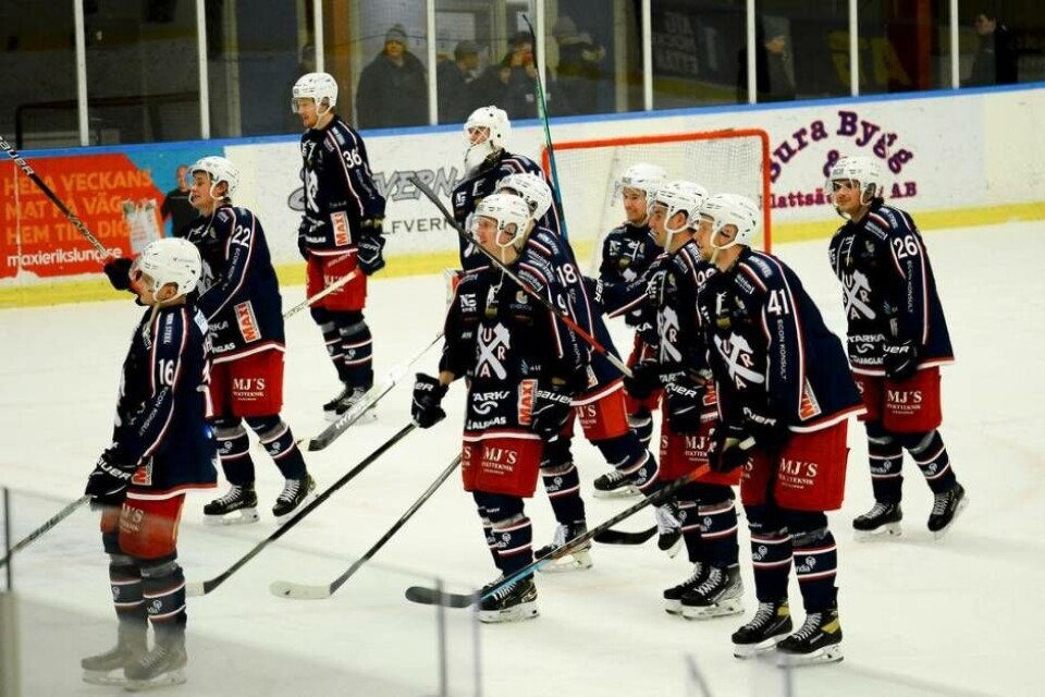 Suraspelarna tackar supportrarna efter en av förra helgens två segrar i hemmahallen. Nu har laget fyra raka segrar i inledningen av Allettan och toppar serien inför helgens Norrlandsturné. Foto: STEFAN LINDGREN