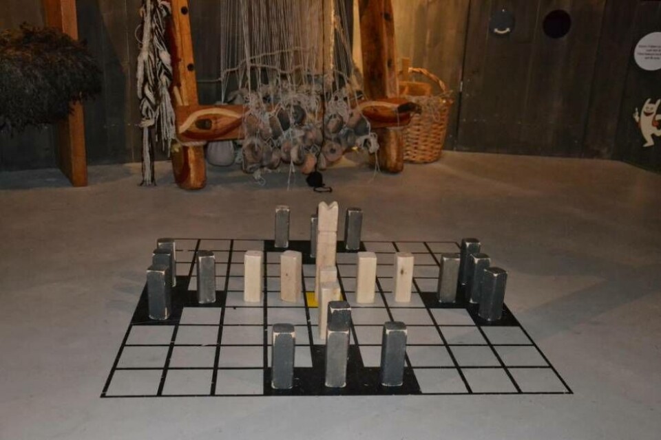 Det populära spelet Hnefatafl finns att spela på museet. Foto: Helena Andersson
