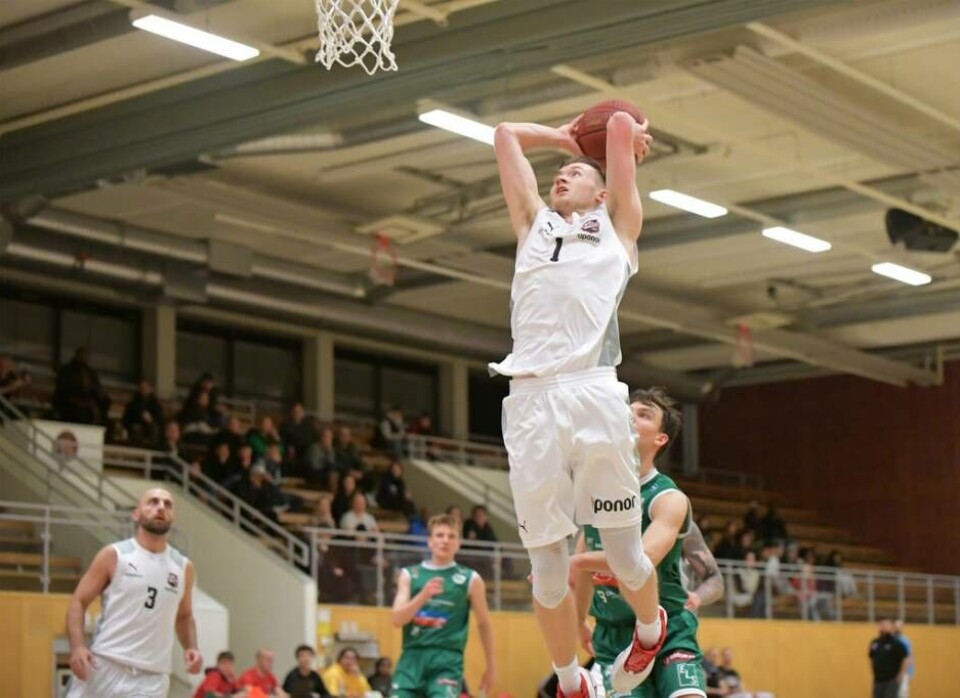 Oskar Ekh och Aros Basket var huvudet högre än motståndaren Högland. Foto: BJARNEFELDT PHOTOGRAPHY