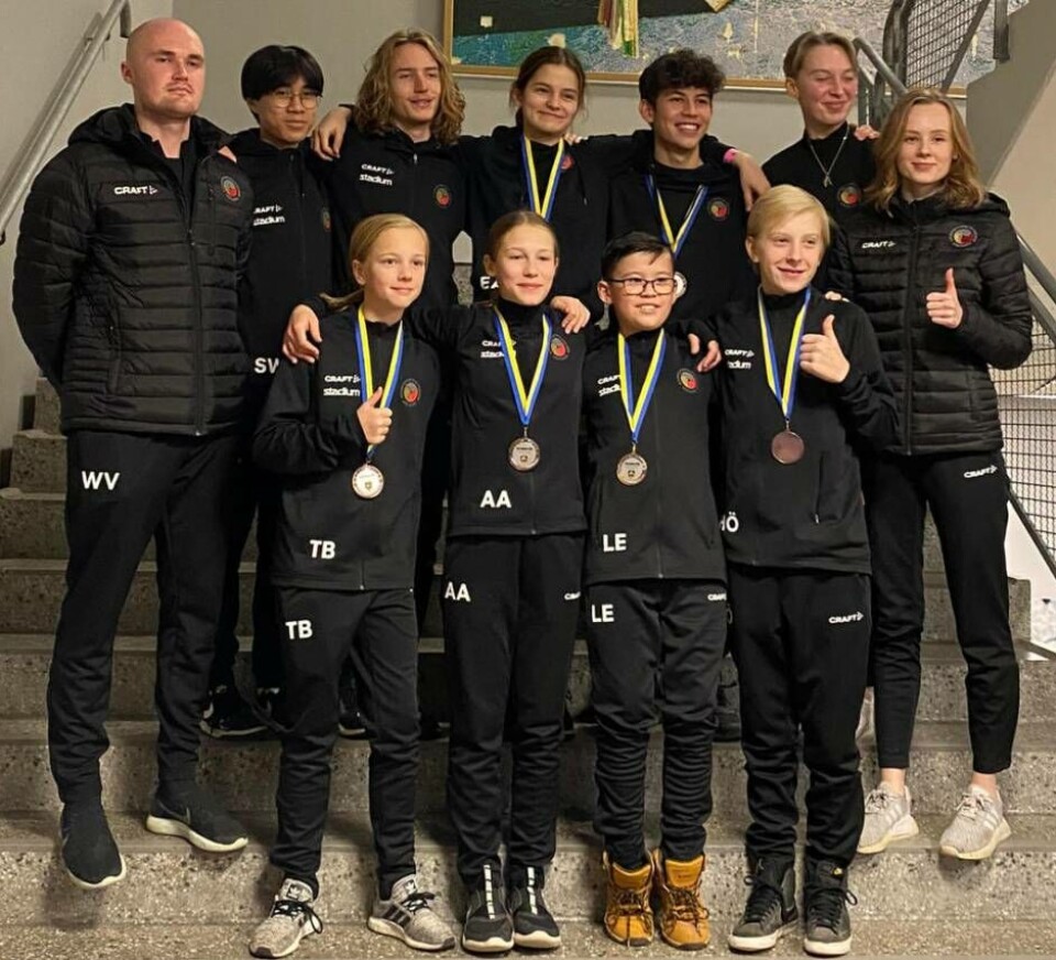 KSA:s SM-lag i kamp, bakre raden från vänster: coach William Vikström, Simon Wu, Erwin Hörnell, Emma Aukland, Anton Dahl, Frida Söderhjelm, coach Tilda Larsson.Främre raden från vänster: Tuva Broberg, Anna Aukland, Linus Ek, Hugo Öberg. Foto: KSA