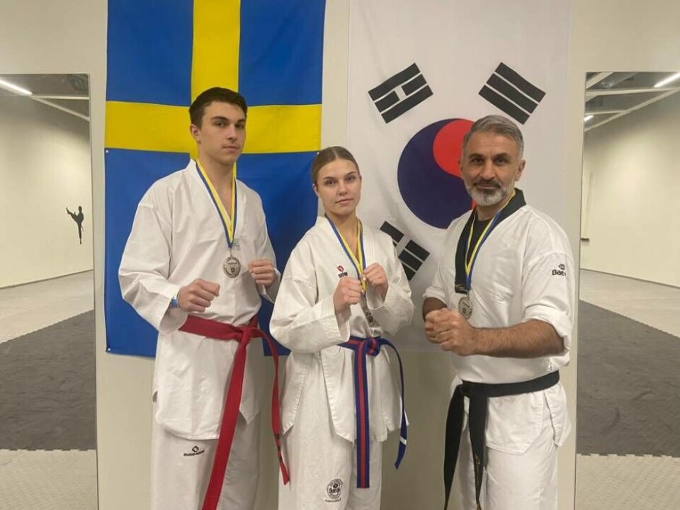 Även Västerås Taekwondoklubb hade deltagare med på SM. Alla tre lyckades ta silvermedaljer efter flera tuffa matcher. Darin Twana, 16 år, och Tilda Broman, 14 år, i juniorklassen samt Dana Twana, 46 år, i Masterklassen. Foto: Privat
