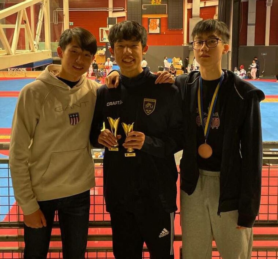 Dubbla svenska mästaren från KSA Daniel Chan flankerad av klubbkompisarna David Chan och Kevin Hy. Foto: KSA