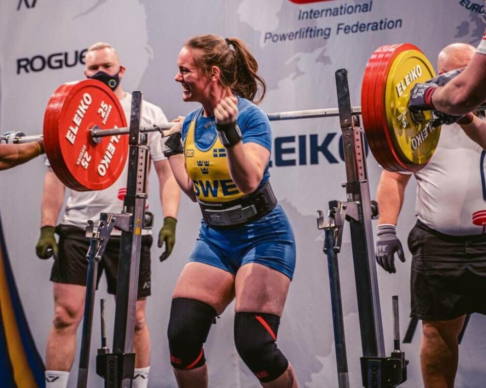 Europas starkaste junior. Västeråsaren Vilma Olsson slog till i hemmahallen under styrkelyfts-EM och vann JEM-guld efter nytt världsrekord i knäböj. Foto: Hugo Granberg