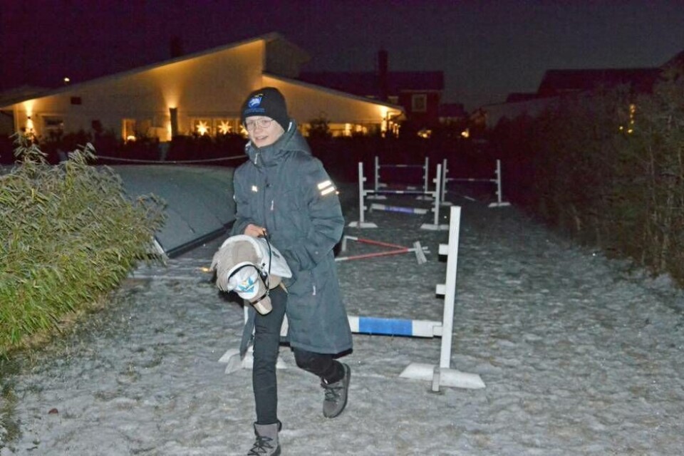 Isabella Wikman hemma på tomten på Skälby där hon har en träningsbana. Foto: Helena Andersson
