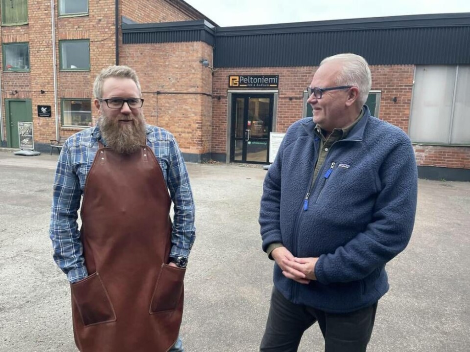 Utvecklar området. Mitt i Slakteriområdet håller det på att växa upp en hantverksby. Bakom satsningen ligger fastighetsägaren Johan Göterfelt (till höger). På bilden till höger ses Johan tillsammans med knivsliparen Peter Andersson som öppnat verkstad i sin köksbutik i området.