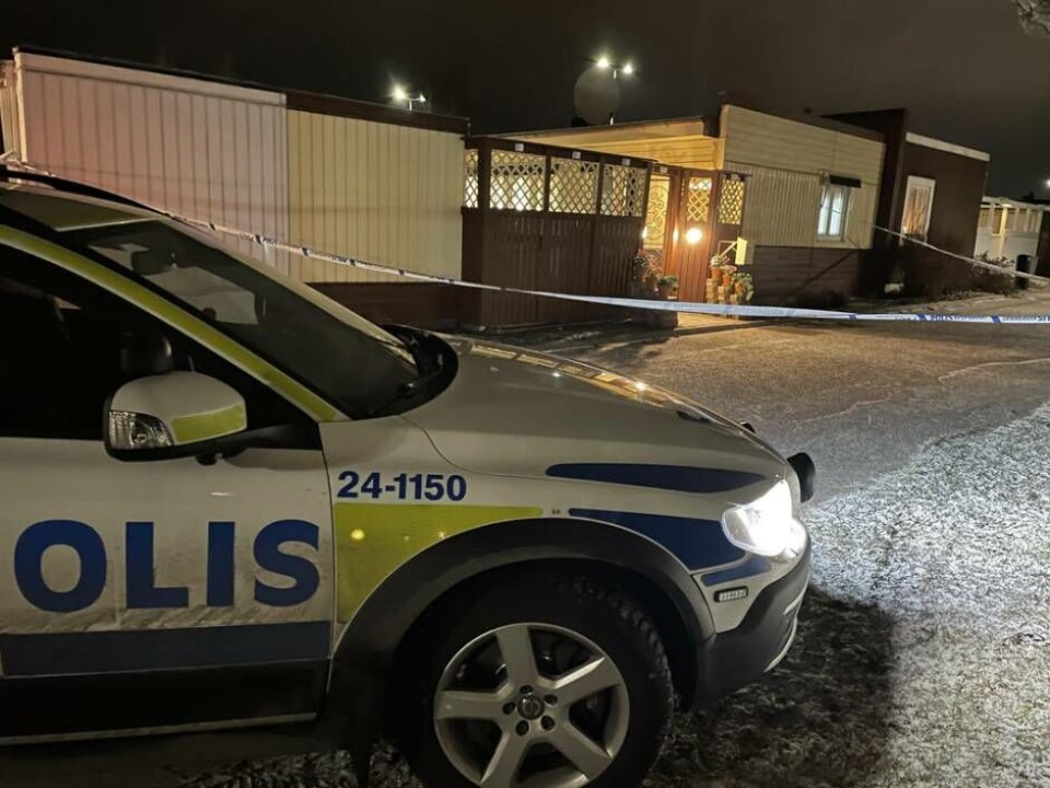 Ett område framför ingången till radhuset har spärrats av för teknisk undersökning. Foto: Jonas Edberg
