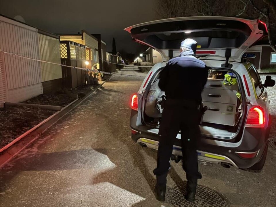 Polisen utanför radhuset på Sidensvansgatan där rånet inträffade. Foto: Jonas Edberg