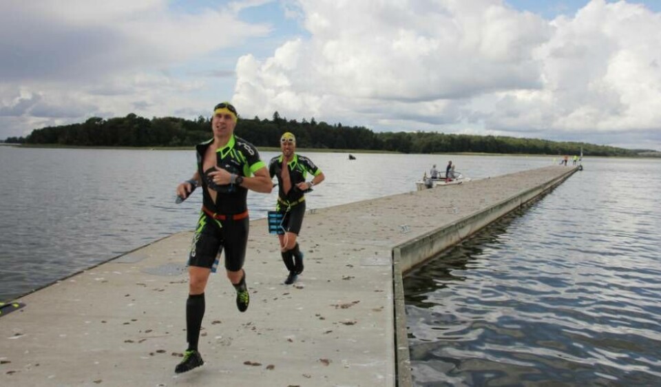 Västerås Swimrun förändrar bansträckningen nästa år med bland annat en inledande färjetur ut till Ridön. Gäddeholm, där de två första upplagornas segerlag Team Hubbo ses passera här, kommer fortfarande att vara en del av banan. Foto: Jonas Bergkvist