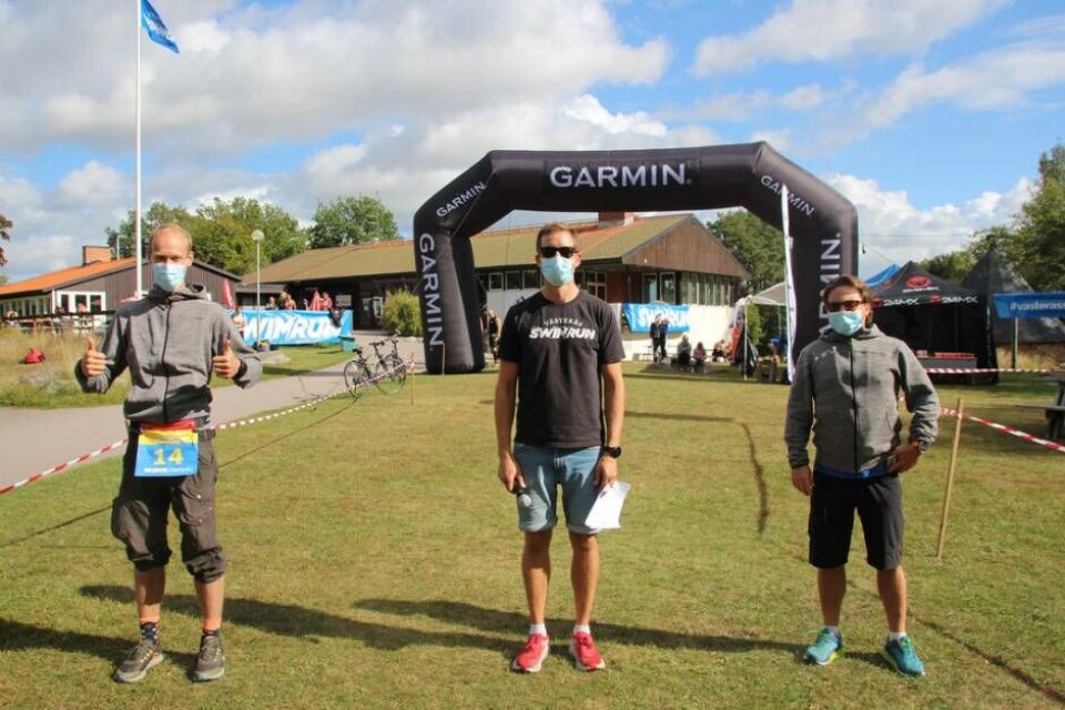 Initiativtagarna och arrangörstrion av Västerås Swimrun, David Gustafsson, Björn Offerman och Simon Zmrzlak, under 2020 års coronaanpassade upplaga av tävlingen. Foto: Jonas Bergkvist