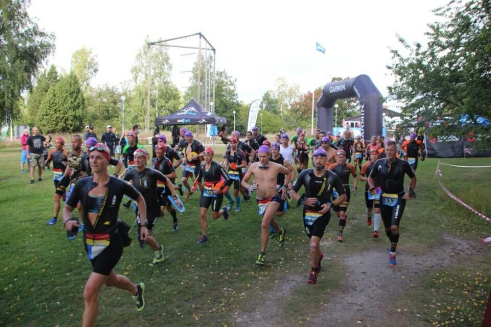 Får VM-kvalstatus. Sjunde upplagan av Västerås Swimrun 2022 blir samtidigt kval till VM. Här har starten av 2020 års coronaanpassade upplaga precis gått. Foto: Jonas Bergkvist