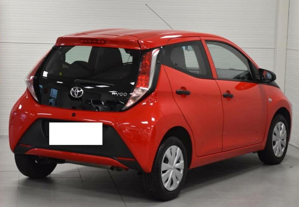 Polisen vädjar om hjälp från allmänheten för att hitta en röd Toyota Aygo. Bilen på bilden är inte exakt det fordonet som eftersöks, vissa olikheter kan därför förekomma. Foto: Polisen