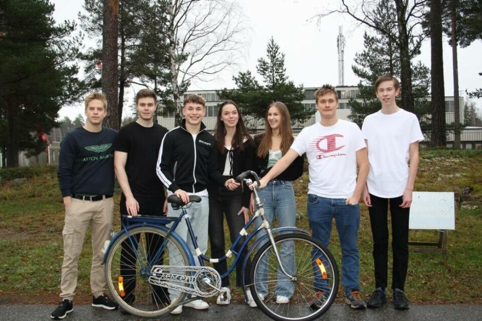 ReBike UF visar upp deras första kunds cykel som snart kommer att få en elmotor installerad. Från vänster: Joel, Jacob, David, Isabella, Emma, Aron och Daniel.