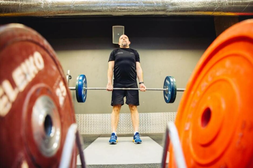 Västerås Tidnings sportchef Jonas Bergkvist testade på de tre olika delmomenten i styrkelyft – med varierad framgång. Foto: Avig Kazanjian