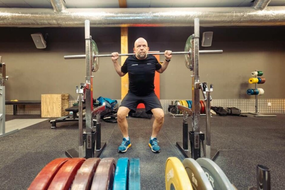 KNÄBÖJ. Likt i tävlingssammanhang inledde vi med knäböj.”Viktigt att andas in och spänna magen och hålla ryggen i en neutral position”.Resultat: modesta 40 kg.”Det ser bra ut”, sa Folkjern diplomatiskt. Foto: Avig Kazanjian