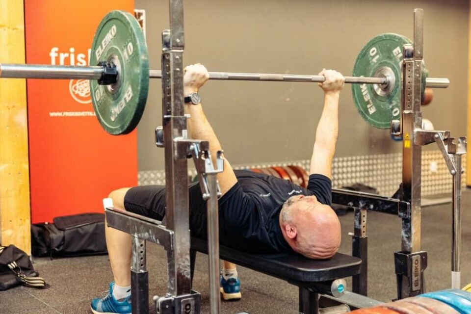 BÄNKPRESS.Därefter klassikern bänkpress.”Brösta upp dig bra, stadiga ben och ner med skulderbladen”. Resultat: Blygsamma 40 kg (dock många repetitioner ska tilläggas i fotograf Avigs jakt på en bra bild). Foto: Avig Kazanjian