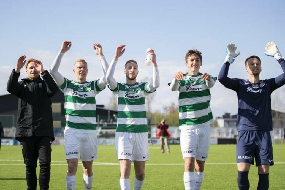 VSK spelar i Superettan även nästa säsong. Här efter en tidigare match under säsongen. Foto: Jim Ahlerup/ARKIV