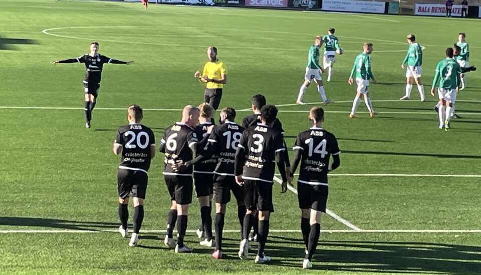 VSK-jubel efter den klara 2–0-segern mot Brage på lördagen inför många tillresta supportrar. Idag blev laget klart för spel i Superettan även nästa säsong efter Dalkurds vinst mot Jönköpings Södra.