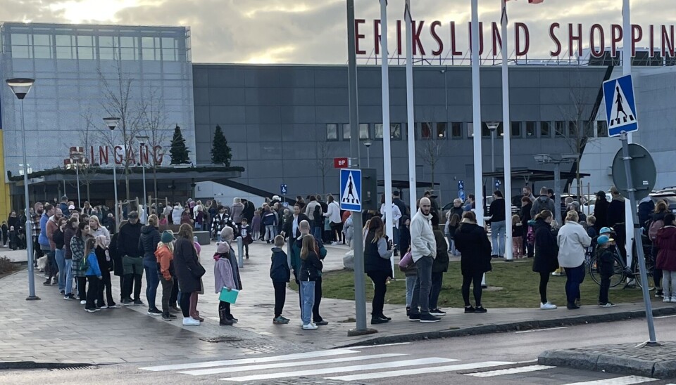 Kön sträckte sig lång när Youtube-stjärnorna Yumi och Tomu besökte Erikslunds shoppingcenter.