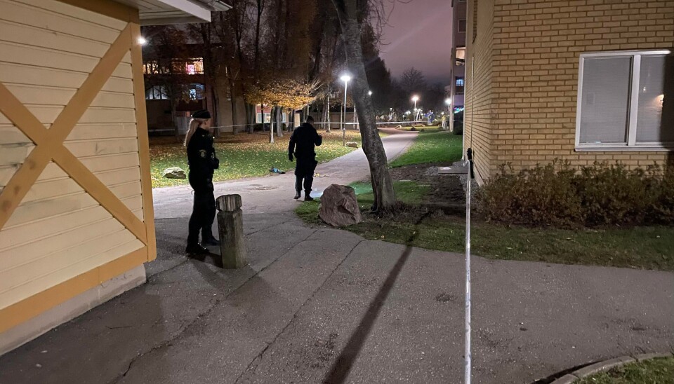 Polisen söker efter spår på platsen där en skottskadad man påträffades under tisdagen. Polisen söker efter spår på platsen där en skottskadad man påträffades under tisdagen.