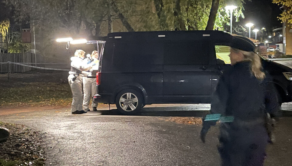 Polisens tekniker jobbar med att säkra spår på brottsplatsen. Polisens tekniker jobbar med att säkra spår på brottsplatsen.