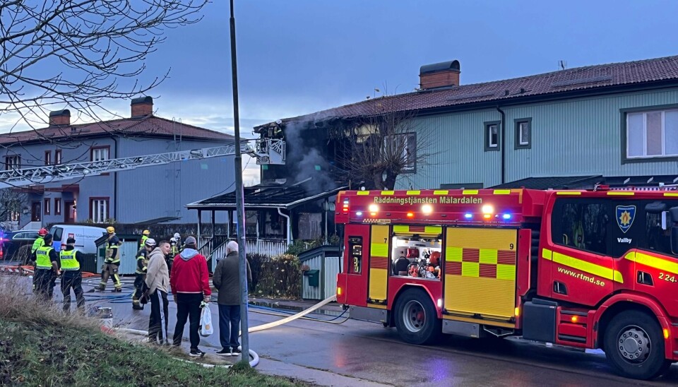 Räddningstjänsten beordrades ut för att släcka en brand i ett radhus i Hallstahammar.