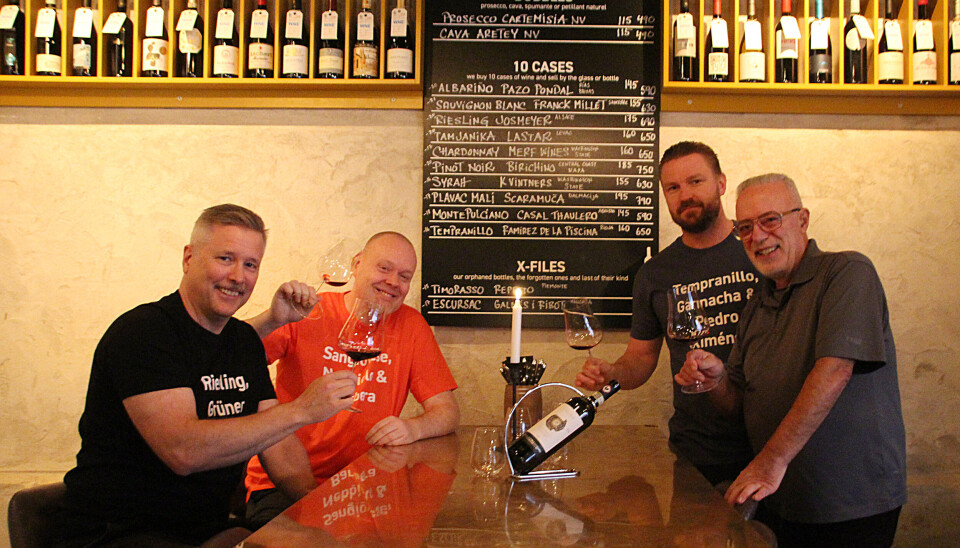 Redo att korka upp Vinoteket 2.0. Från vänster delägarna Patric Anderson, Peter Sandberg och Daniel Sandvall samt restaurangnestorn Salvatore “Salle” Macri. Även Oscar Pedraza (ej med på bild vid detta tillfälle) är en av delägarna till Vinoteket. Redo att korka upp Vinoteket 2.0. Från vänster delägarna Patric Anderson, Peter Sandberg och Daniel Sandvall samt restaurangnestorn Salvatore “Salle” Macri. Även Oscar Pedraza (ej med på bild vid detta tillfälle) är en av delägarna till Vinoteket.