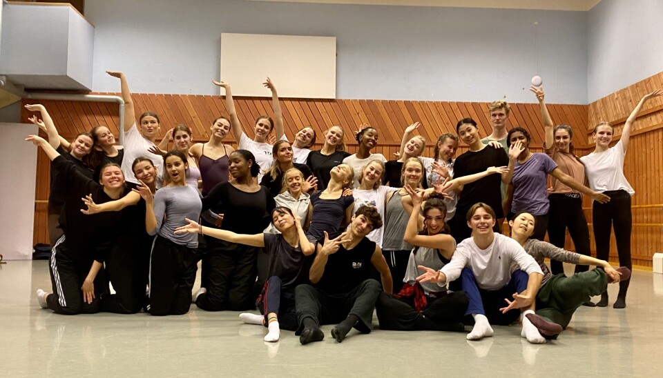Dans i Nord på plats hos Västerås Kulturskola tidigare i veckan för workshops för lokala danselever. I morgon står de på scenen i konserthuset. Erik Åhl syns i vitt närmast till höger. Dans i Nord på plats hos Västerås Kulturskola tidigare i veckan för workshops för lokala danselever. I morgon står de på scenen i konserthuset. Erik Åhl syns i vitt närmast till höger.
