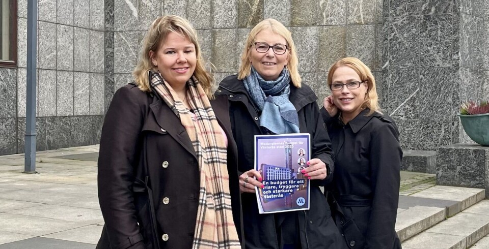Eleonore Lundkvist, Elisabeth Unell och Anna Nordin utanför Västerås stadshus.