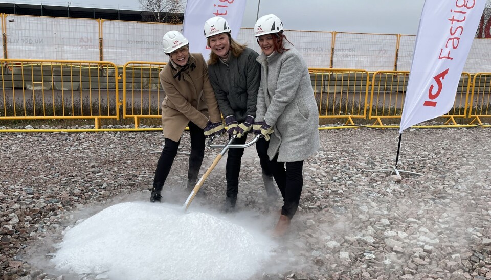 Emma Lindström, Anna Nyberg och Amanda Grönlund tog det första spadtaget.