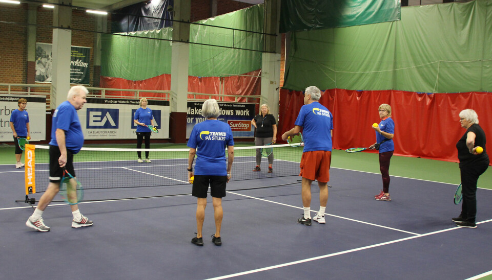 Minitennis för 65+. TK Aros Christer Allgårdh håller en kort instruktion för premiärgänget på Bellevue. På fredag är det dags igen för ”Tennis på studs”.