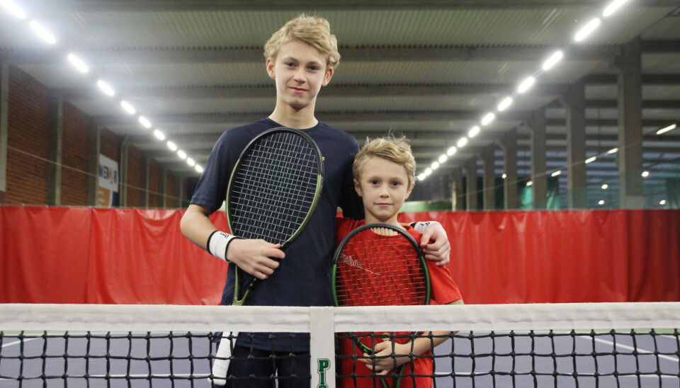 Tennisbrorsor. Isak och Melker Bössfall älskar sin tennis och spelar så mycket de kan med varandra för att utvecklas. ”Vi båda blir jättebra av det”, säger de talangfulla bröderna. Tennisbrorsor. Isak och Melker Bössfall älskar sin tennis och spelar så mycket de kan med varandra för att utvecklas. ”Vi båda blir jättebra av det”, säger de talangfulla bröderna.
