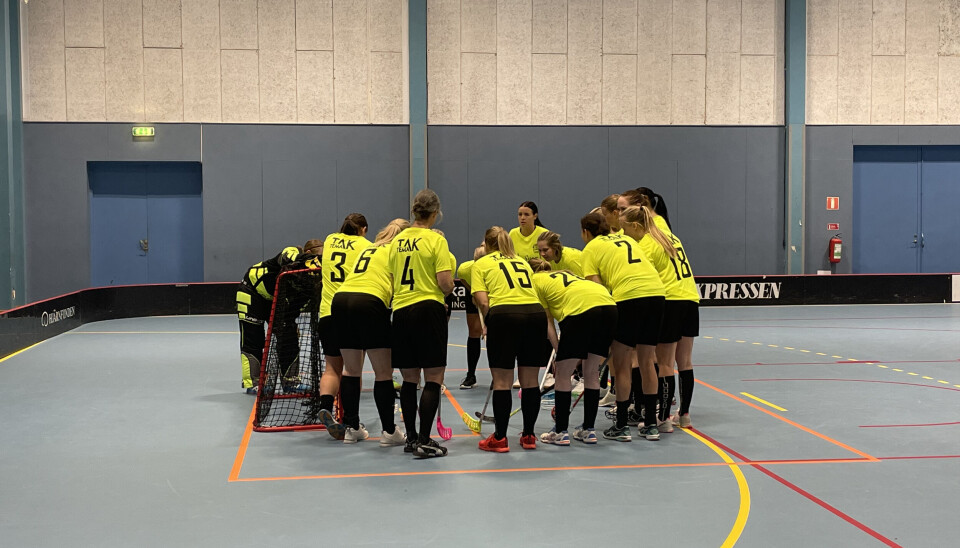 Taktiksnack. Västmanlandspolisernas damer taggar igång inför lagets match mot Gävle.