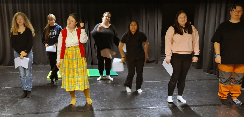 Ur ett kvinnligt perspektiv. Teater Olivers tjejgrupp Tjejensemblen spelar på Global Living den 23 och 24 november.