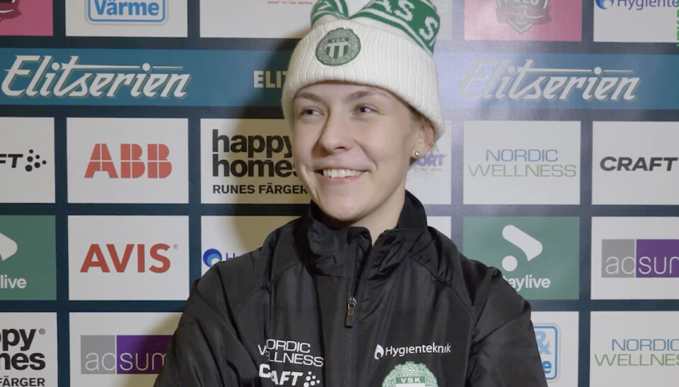 Tove Grönoset intervjuas av VSK Bandy efter segermatchen mot AIK.