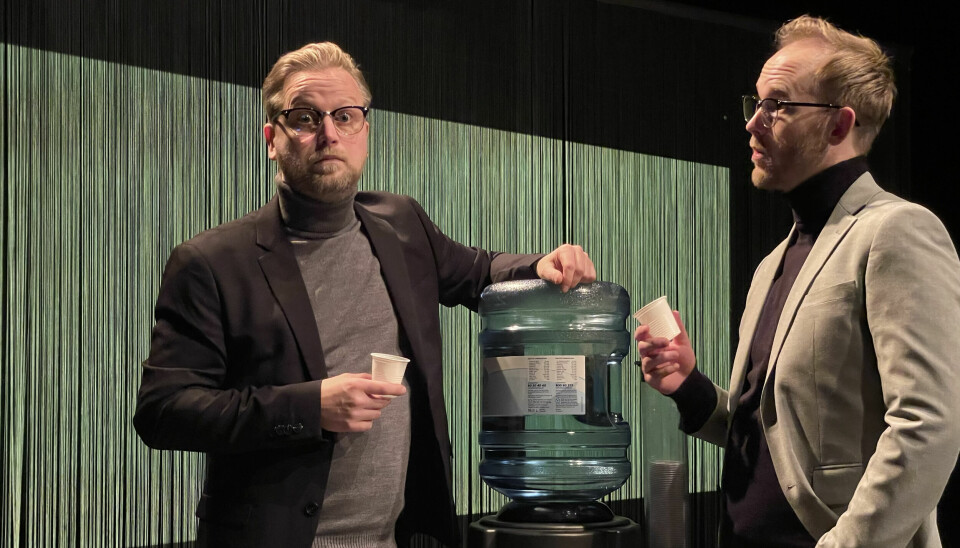 ”En mischmasch”. Mathias Wiik och Jonas Öhrn under de sista repetitionerna i Växhuset av den nya föreställningen ”Mitt liv i ett kuvert från DHL”.