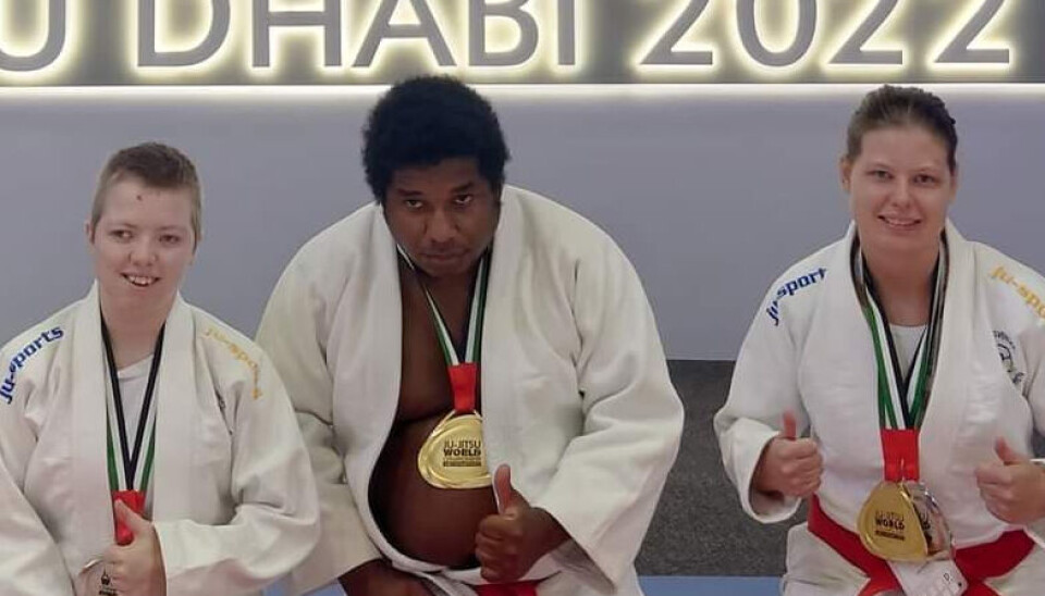 Västeråsaren Mike Malmer på prispallen efter ett av de två VM-gulden i Abu Dhabi.