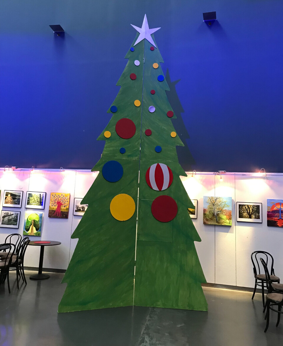 Lucköppning. På granen finns det en lucka som kommer att användas i Culturens egna julkalender.
