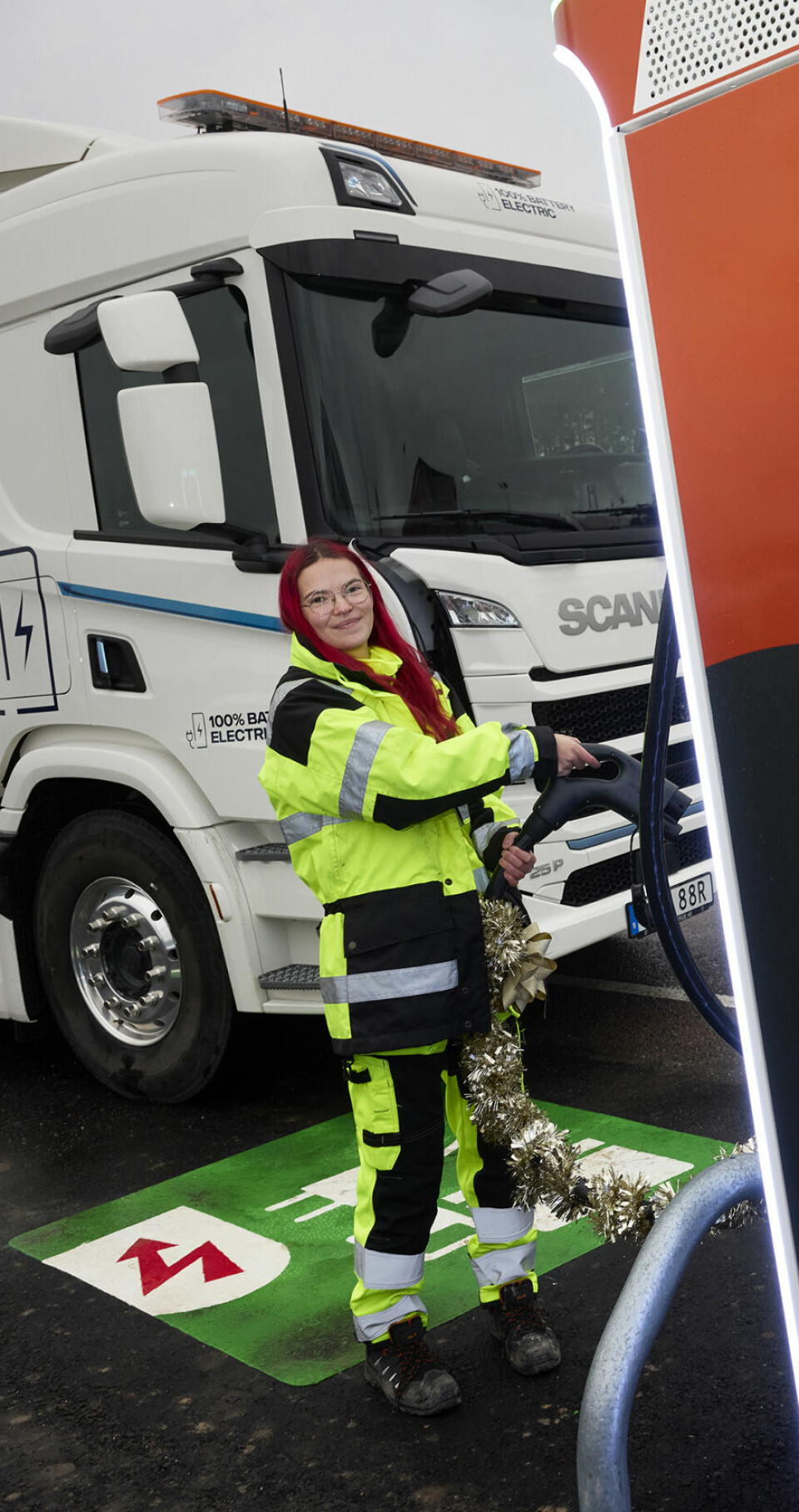 Isabella Sommerhall som studerar till lastbilsförare på Edströmska gymnasiet i Västerås invigde den nya laddstationen.